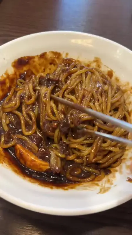 윤기가 자르르 흐르는 간짜장