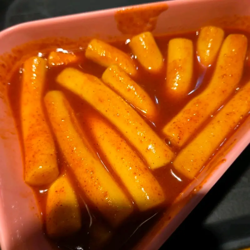 매콤한 양념이 듬뿍 밴 떡볶이
