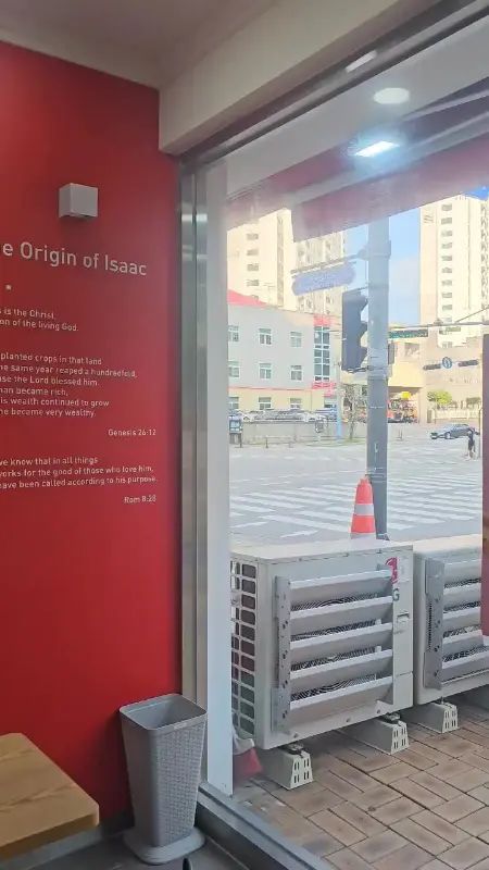 매장 밖 횡단보도 풍경