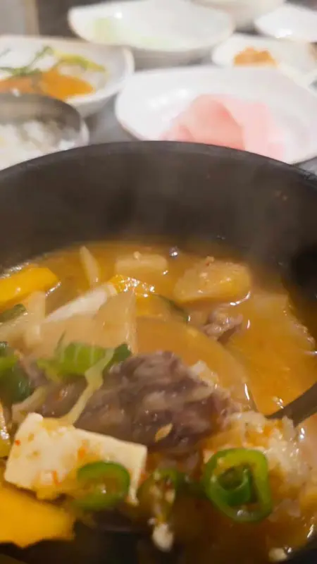 차돌박이가 듬뿍 들어간 된장찌개의 모습