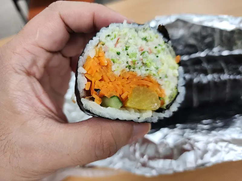 샐러드 김밥 근접샷