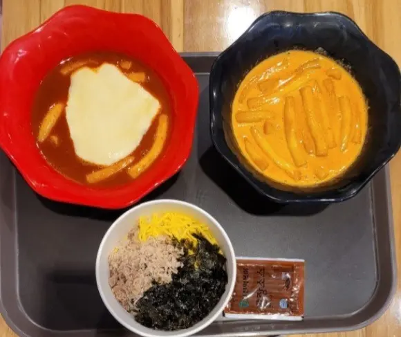 떡볶이, 치즈 떡볶이, 컵밥의 조화