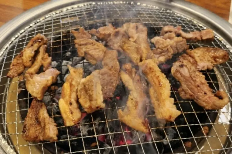 숯불 위에서 구워진 돼지갈비 조각들