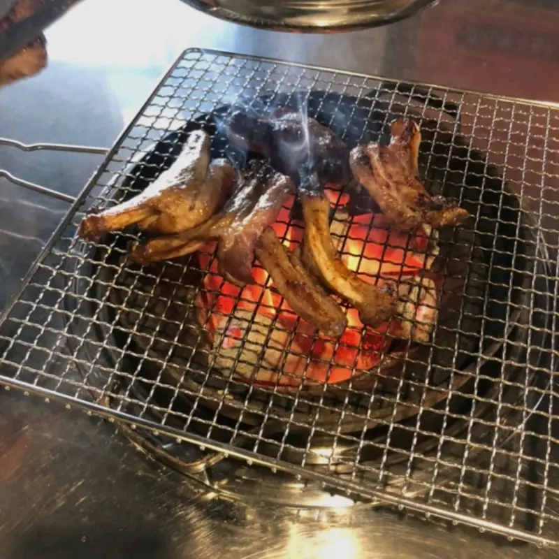 뜨거운 숯불 위에서 익어가는 쪽쪽갈비