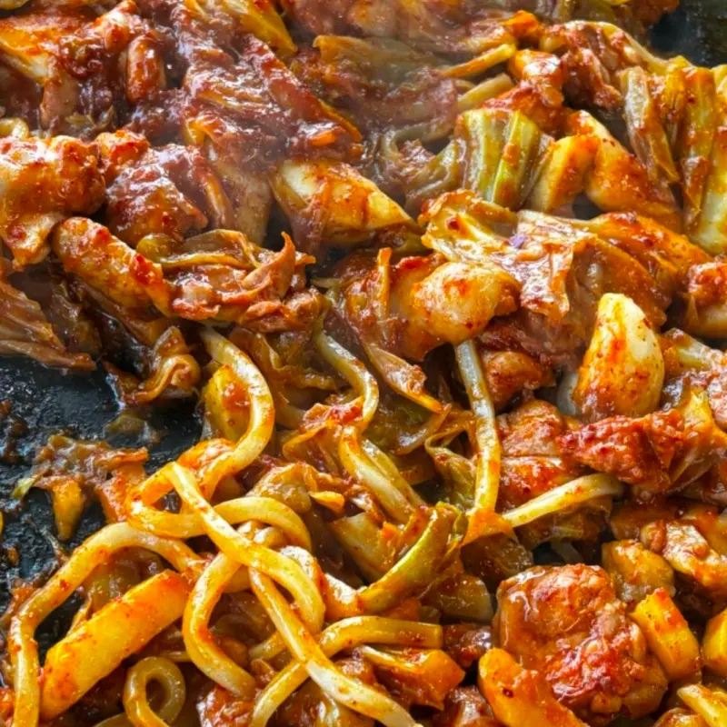 마이야르 반응이 활발하게 진행 중인 닭갈비