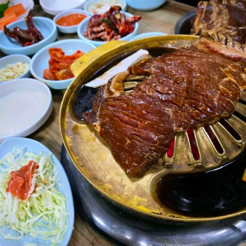 한상 가득 차려진 갈비