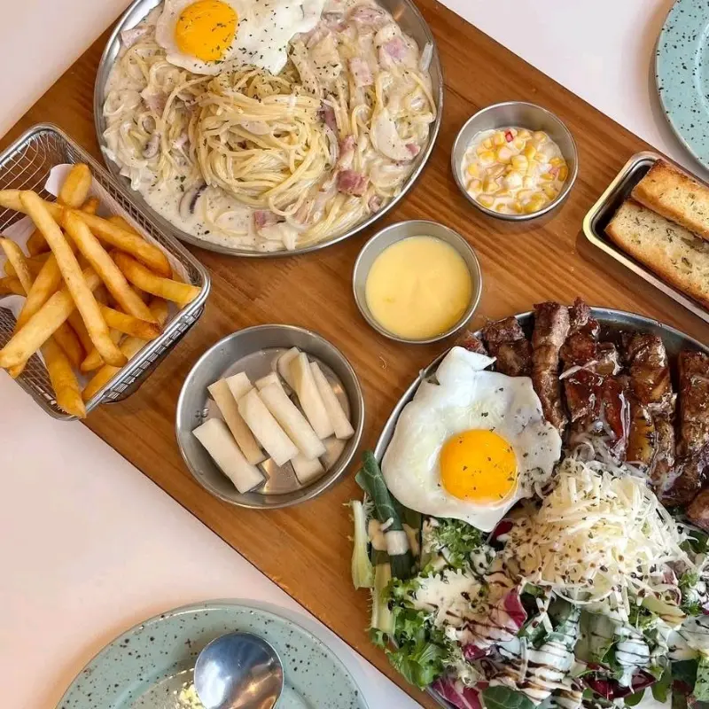 먹음직스러운 스테이크와 파스타의 모습