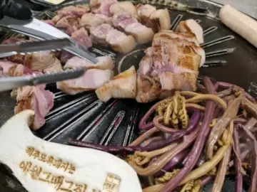 푸른 애월 바다를 품은, 그때그집 본점에서 맛보는 제주 흑돼지 참맛 여행