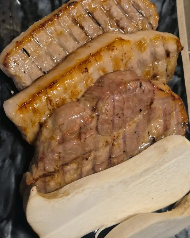 윤기가 좔좔 흐르는 삼겹살