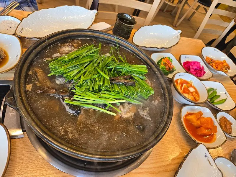 능이오리백숙과 밑반찬