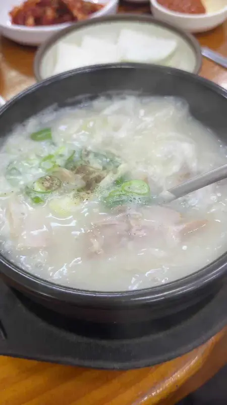 숟가락으로 국물 맛보기