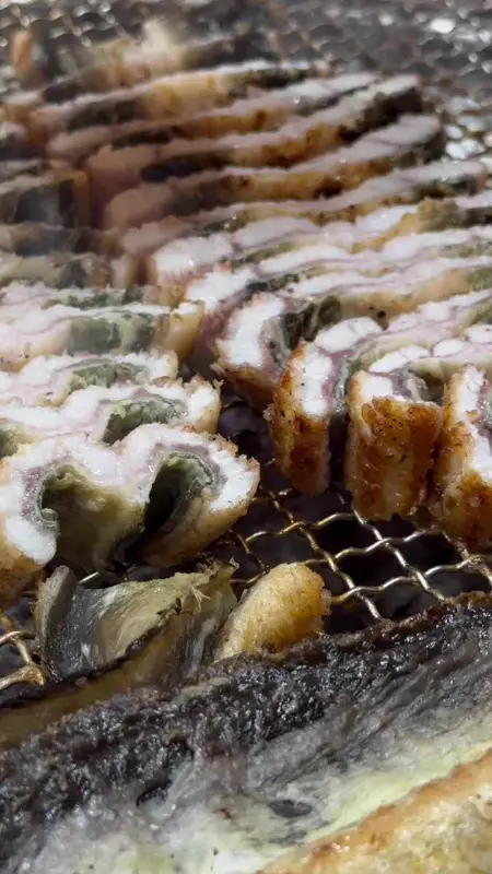 숯불 위에서 노릇하게 구워지는 장어