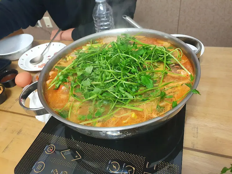미나리 가득한 매운탕