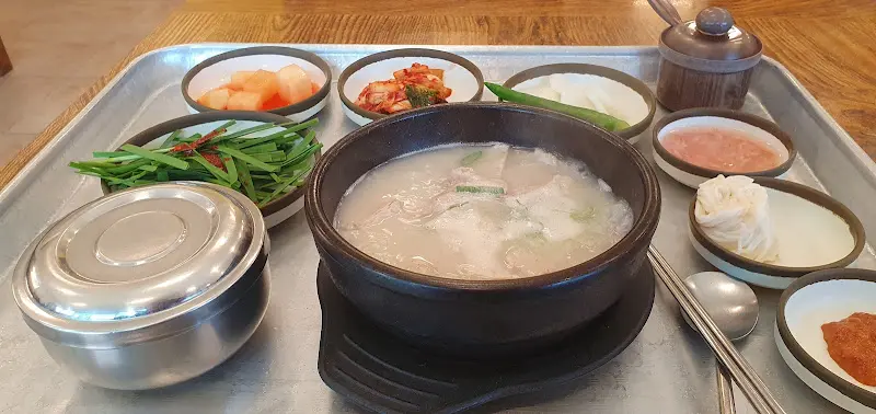 수육백반 전체샷