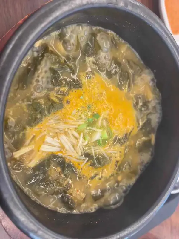 뚝배기 안의 시래기 국밥