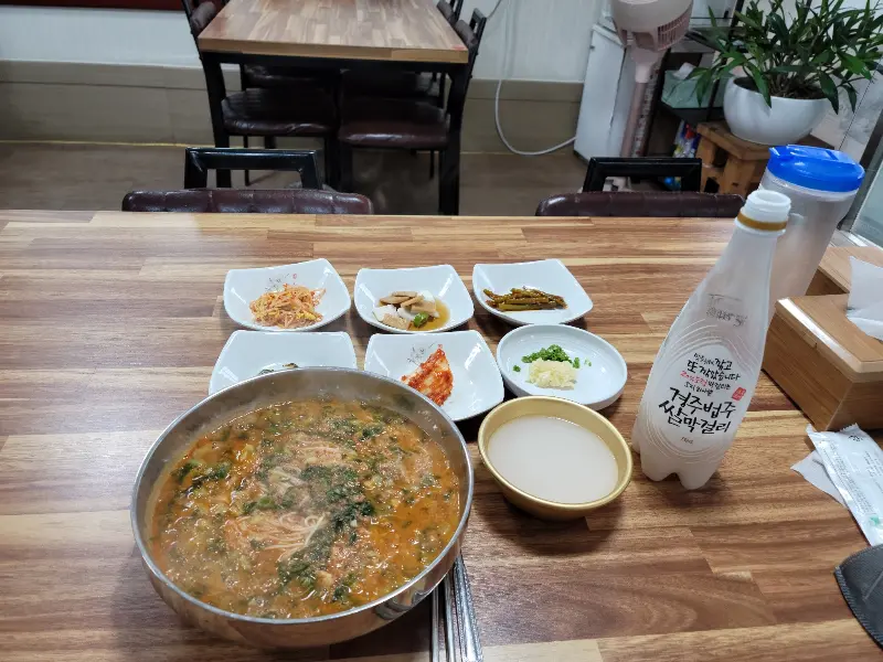 어탕국수와 곁들여 먹기 좋은 여섯 가지 반찬이 함께 차려진 테이블 전경