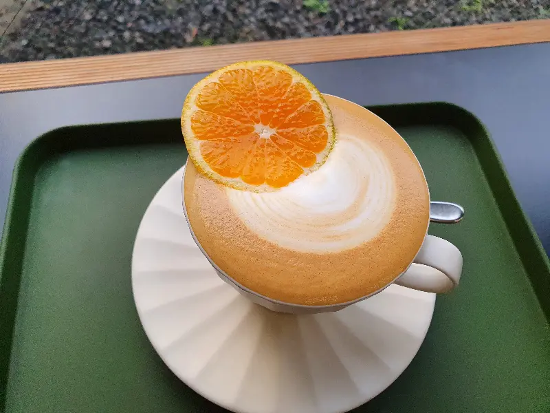 텐저린 라떼 위에 올려진 귤