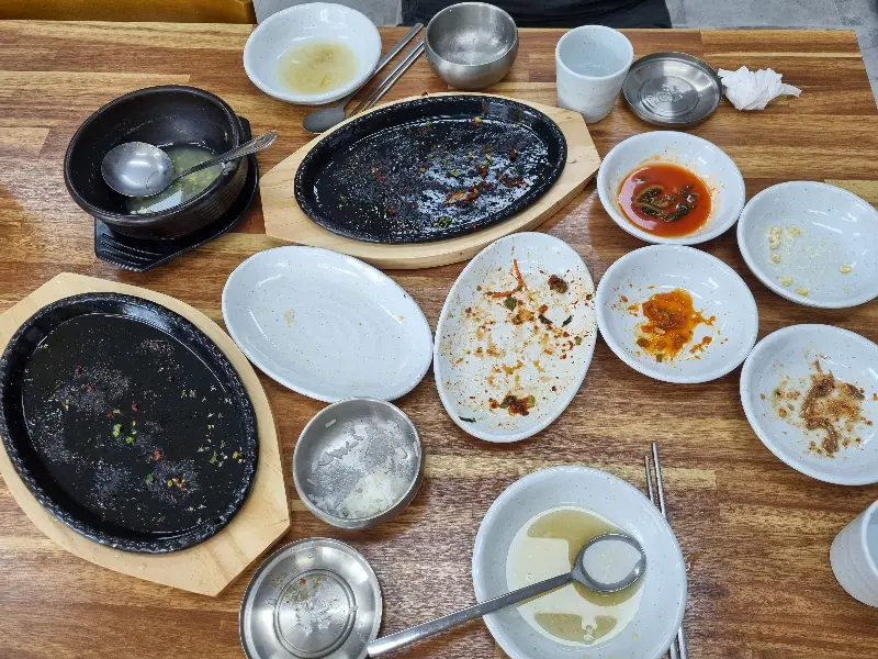 깨끗하게 비워진 식탁