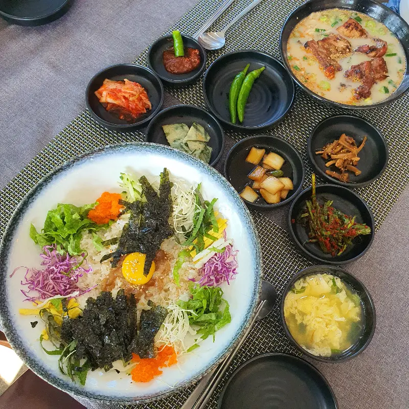 돈까스 위에 치즈가 듬뿍 올려진 음식 사진