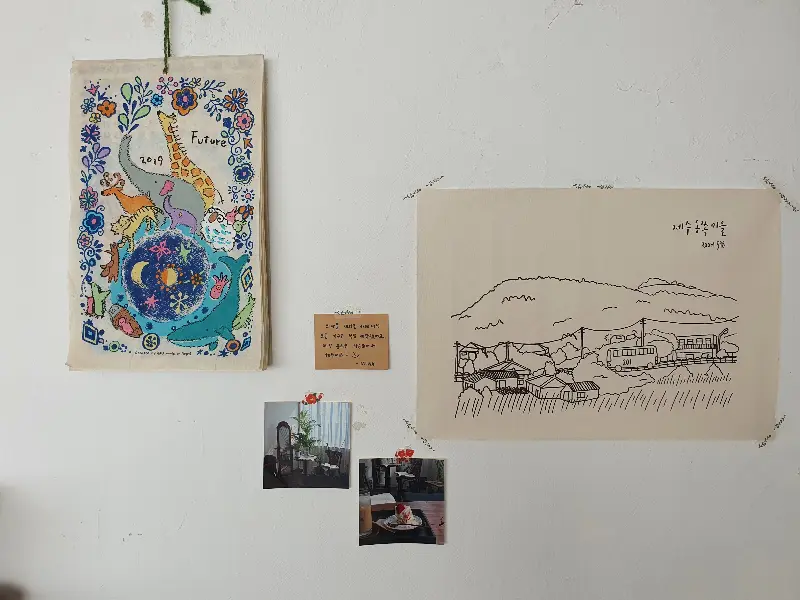 벽에 걸린 그림들