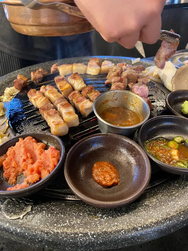 직원이 구워주는 흑돼지