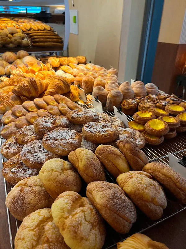 다양한 빵들이 먹음직스럽게 진열된 모습