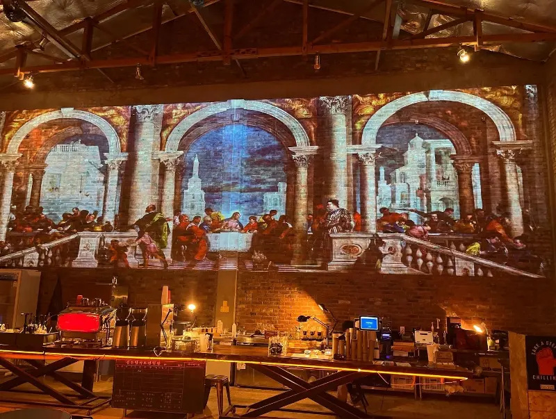 빔 프로젝터로 상영되는 명화