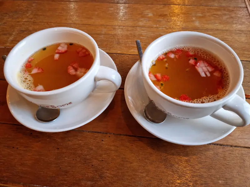 카페 내부 악기 장식