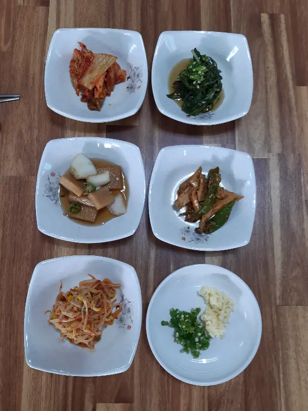 정갈하게 담겨 나온 여섯 가지 반찬