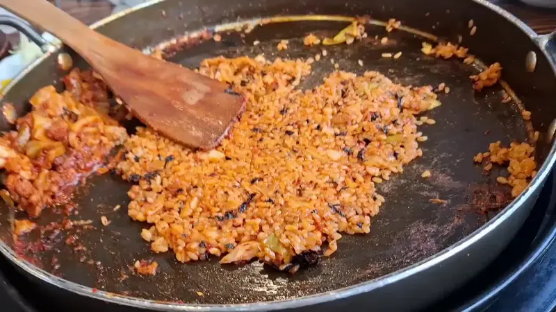 볶음밥이 완성된 모습