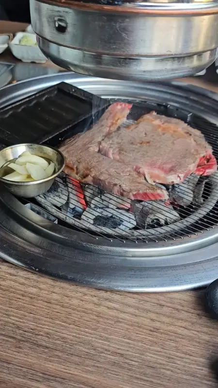 숯불 위에 구워지는 한우