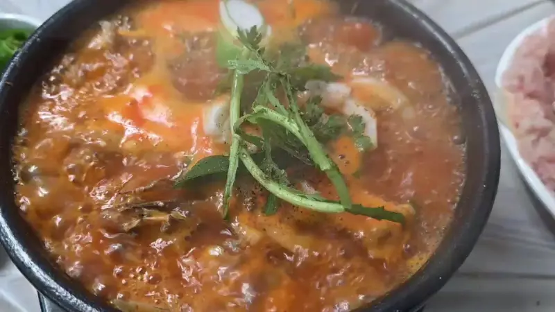 매콤한 향이 코를 자극하는 매운탕
