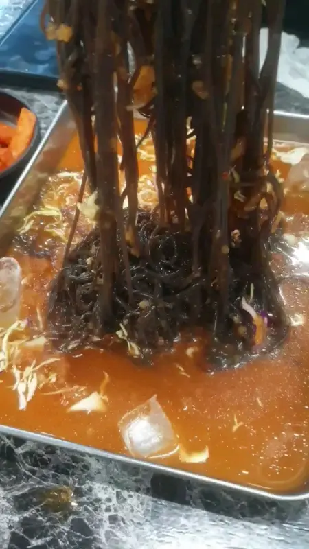 쟁반국수를 들어올리는 모습