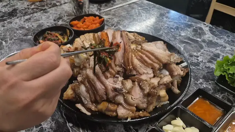 족발을 쌈에 싸 먹는 모습