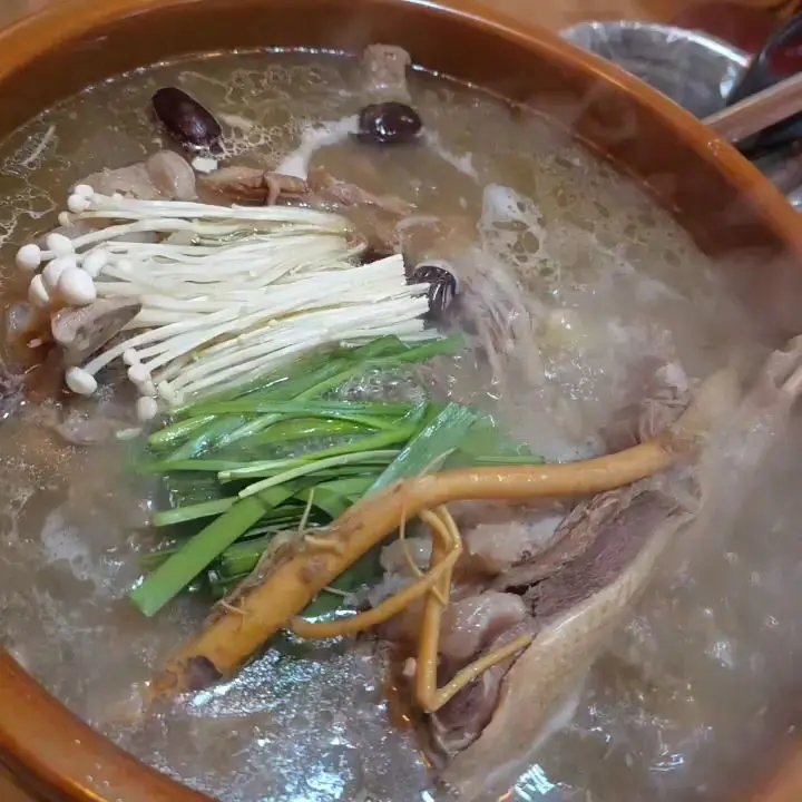 능이버섯, 팽이버섯, 부추가 듬뿍 들어간 오리 백숙