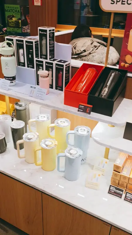 투썸플레이스 매장 내 굿즈 상품 진열대