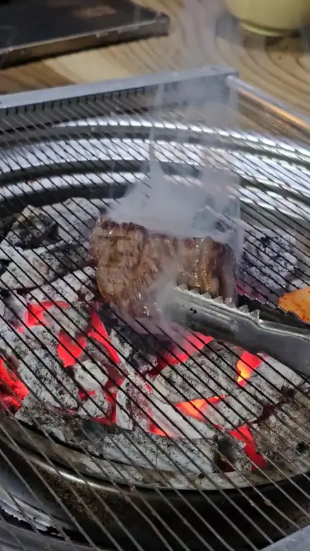 막퍼주 숯불 연기