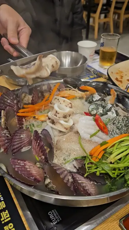 해물을 먹기 좋게 손질하는 모습