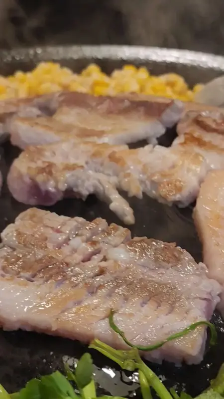 무쇠판에 구워지는 삼겹살