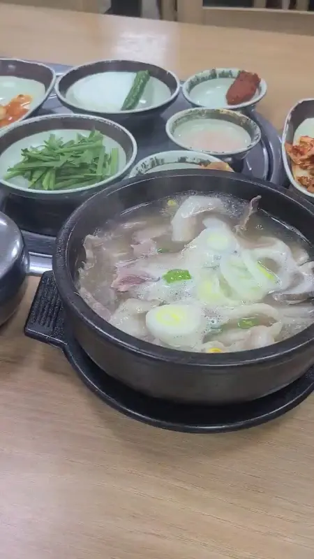 김이 모락모락 나는 순대국밥