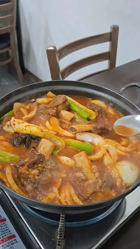 팔팔 끓는 매운 갈비찜