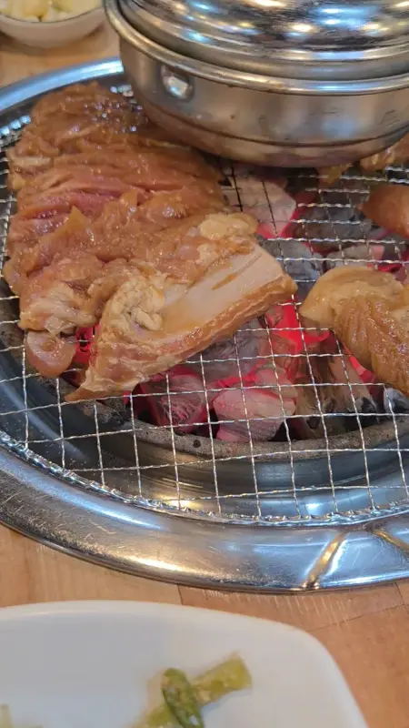 숯불 위에서 익어가는 돼지갈비