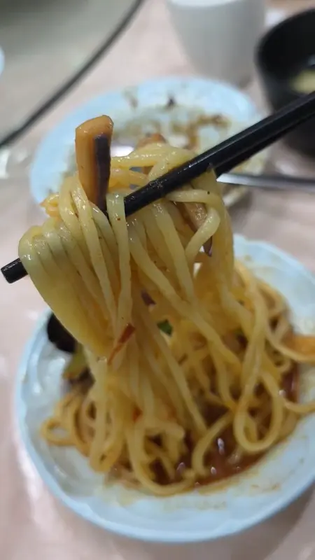 윤기가 흐르는 유니짜장의 면발