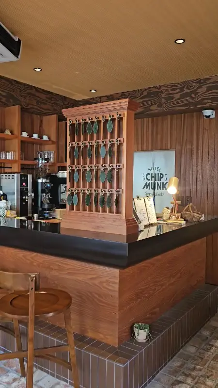 따뜻한 분위기의 칩멍크 내부
