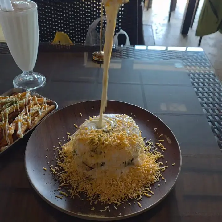 화이트킹 버거에 소스를 부어주는 모습