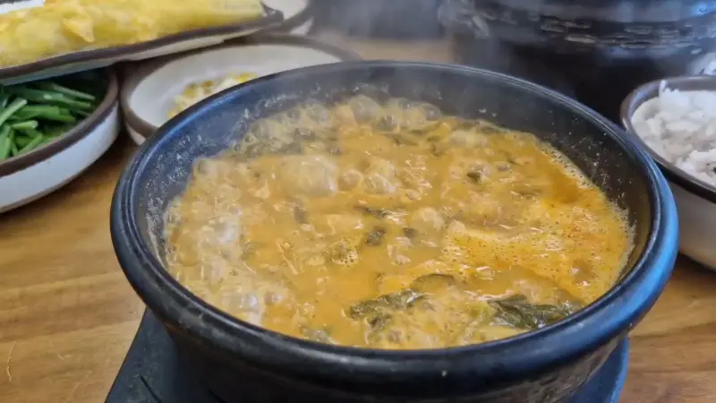 추어탕이 담긴 뚝배기 사진