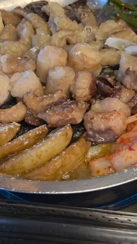 구워지고 있는 곱창, 대창 사진