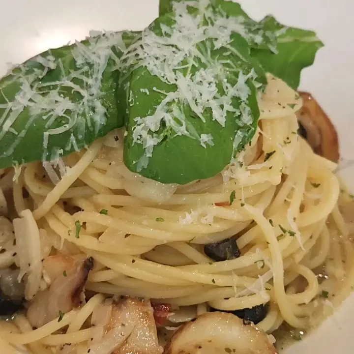 파스타 위에 뿌려진 치즈가 예술