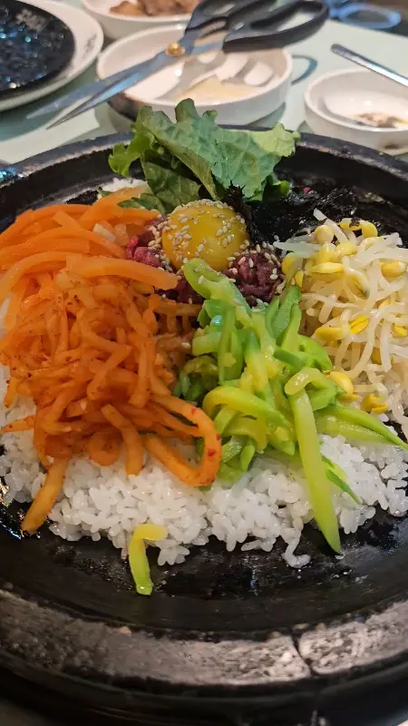 돌판 위에 올려진 육회 비빔밥