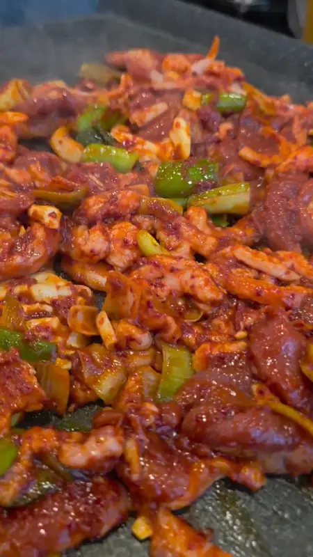 불판 위에서 지글지글 익어가는 오리주물럭